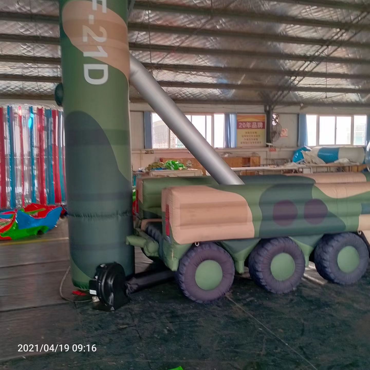 临澧军事演习中的充气目标车辆：模拟发射车雷达车坦克飞机